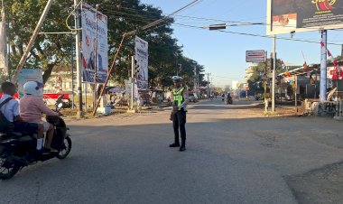 Pagi-Hari-di-Kota-Betun,-Sat-Lantas-Polres-Malaka-Hadir-Atur-Lalu-Lintas-dan-Edukasi-Pengendara