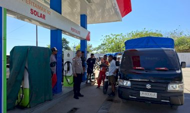 Polsek-Laenmanen-Pastikan-Penyaluran-BBM-di-APMS-Nurobo-Berjalan-Aman-dan-Tertib