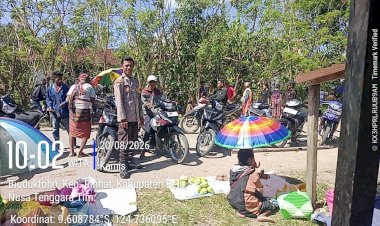 Jaga-Keamanan-Pasar-Mingguan,-Polsek-Rinhat-Hadir-Berikan-Rasa-Aman-bagi-Masyarakat