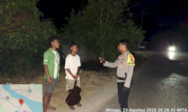 Malam-Hari,-Polisi-Susuri-Permukiman-Warga-Weliman-untuk-Pastikan-Situasi-Tetap-Aman