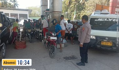 Polsek-Wewiku-Tertibkan-Antrean-BBM-di-APMS-Webriamata,-Wujudkan-Pengisian-Aman-dan-Kondusif