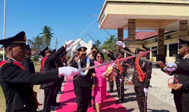 33-Tahun-Mengabdi-untuk-Polri,-Kompol-Marthen-Antonius-Balukh-Resmi-Purna-Bakti-dengan-Tradisi-Pedang-Pora