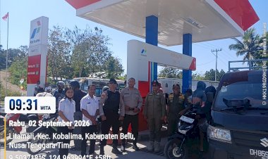 Pastikan-Penyaluran-BBM-Tertib-dan-Adil,-Polisi-Kawal-Antrean-Warga-di-APMS-Welaus