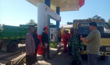 Pastikan-Antrean-BBM-Tertib,-Polsek-Malaka-Barat-Hadir-Jaga-Kenyamanan-Warga