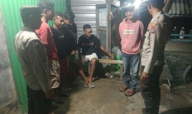 Pastikan-Malam-Tetap-Aman,-Polsek-Sasitamean-Patroli-Sambangi-Titik-Aktivitas-Warga