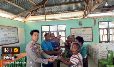 Bhabinkamtibmas-Hadir-dalam-Penyaluran-BLT-DD,-30-Keluarga-di-Desa-Uabau-Terima-Bantuan