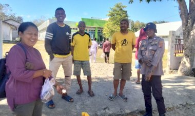Polsek-Rinhat-Hadir-di-Tengah-Aktivitas-Warga,-Jaga-Pasar-dan-Lingkungan-Tetap-Kondusif