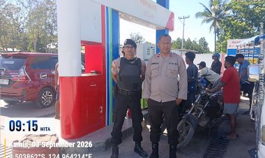 Polsek-Kobalima-Hadir-Kawal-Penyaluran-BBM,-Pastikan-Masyarakat-Mendapat-Pelayanan-Secara-Tertib
