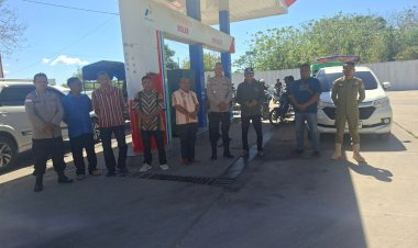 Polsek-Laenmanen-Kawal-Penyaluran-BBM,-Pastikan-Antrean-Warga-Berjalan-Tertib-dan-Adil