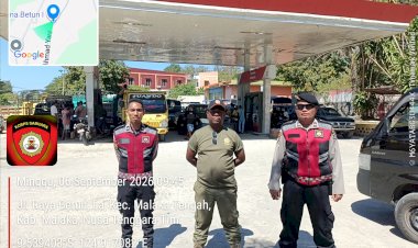 Satgas-Penertiban-BBM-Malaka-Pastikan-Antrean-di-SPBU-Lebarai-Tertib,-Arus-Lalu-Lintas-Lancar