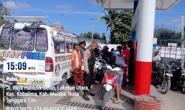 Polsek-Kobalima-Kawal-Penyaluran-BBM-di-APMS-Welaus,-Pastikan-Antrean-Warga-Berlangsung-Tertib