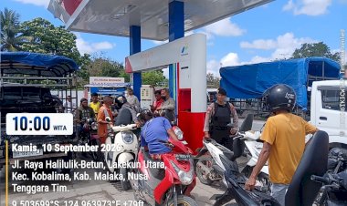 Polsek-Kobalima-Kawal-Penyaluran-BBM-di-APMS-Welaus,-Pastikan-Pelayanan-Berjalan-Tertib