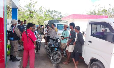 Pastikan-Penyaluran-BBM-Tertib-dan-Adil,-Polsek-Sasitamean-Kawal-Distribusi-Pertalite-di-APMS-Umutnana