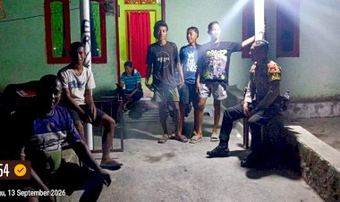 Malam-Hari-Tetap-Nyaman,-Bhabinkamtibmas-Wewiku-Ajak-Warga-Jaga-Keamanan-Bersama