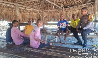 Bhabinkamtibmas-Kobalima-Hadir-di-Tengah-Warga,-Bangun-Kepedulian-Jaga-Keamanan-Lingkungan