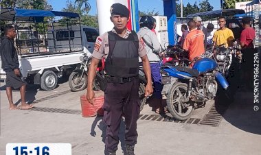 Pastikan-Penyaluran-BBM-Tertib-dan-Adil,-Polsek-Kobalima-Hadir-di-APMS-Welaus