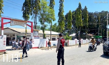 Samapta-Hadir-Amankan-Arus-Lalu-Lintas-Depan-Sekolah,-Utamakan-Keselamatan-Pelajar