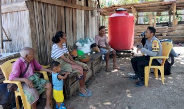 Dari-Rumah-ke-Rumah,-Bhabinkamtibmas-Tunabesi-Bangun-Komunikasi-Dekat-Bersama-Warga