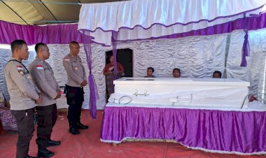Polsek-Laenmanen-Kawal-Kedatangan-Jenazah-PMI-Asal-Malaka,-Pastikan-Pemulangan-Berjalan-Aman-dan-Kondusif