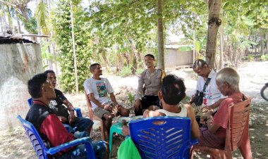 Dari-Rumah-ke-Rumah,-Bhabinkamtibmas-Tunabesi-Bangun-Kepedulian-Warga-Menjaga-Desa