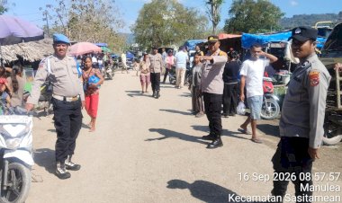Hari-Pasar-Kaputu,-Polisi-Hadir-Jaga-Kenyamanan-dan-Ketertiban-Warga