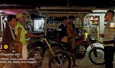 Malam-Hari,-Polisi-Hadir-di-Tengah-Warga-Wewiku-untuk-Jaga-Situasi-Tetap-Kondusif