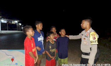 Patroli-Dialogis-Polsek-Weliman,-Polisi-Sapa-Warga-dan-Anak-Anak-di-Malam-Hari