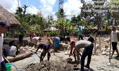 Tak-Hanya-Menjaga-Kamtibmas,-Bhabinkamtibmas-Tunabesi-Gotong-Royong-Bantu-Warga-Bangun-Rumah