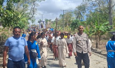 Polsek-Laenmanen-Amankan-Prosesi-Perarakan-Patung-Ina-Maria-Na’i-Feto,-Berjalan-Tertib-dan-Kondusif