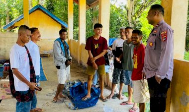 Polsubsektor-Io-Kufeu-Hadir-di-Pasar-Fatuau,-Perkuat-Imbauan-Kamtibmas-dan-Kewaspadaan-Musim-Hujan