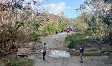 Polsek-Sasitamean-Kawal-Perjalanan-Patung-Ina-Maria-Na’i-Feto,-Pastikan-Kegiatan-Keagamaan-Berjalan-Aman