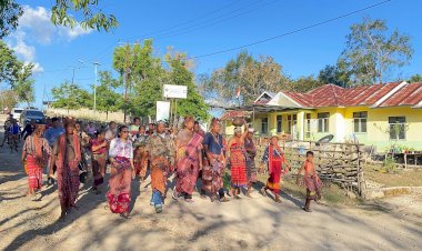Empat-Kilometer-Merawat-Persaudaraan,-Kapolres-Malaka-Berjalan-Bersama-Masyarakat-dalam-Prosesi-Adat-Uma-Dato-Nonot