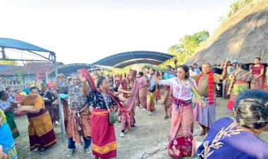 Larut-dalam-Tebe,-Kapolres-Malaka-Ikut-Menari-Bersama-Masyarakat-Saat-Tiba-di-Rumah-Adat-Uma-Dato-Nonot