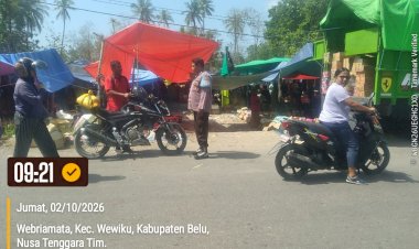 Di-Tengah-Ramainya-Pasar-Mingguan,-Polisi-Wewiku-Hadir-Menjaga-Rasa-Aman-Warga