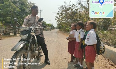 Polisi-Sahabat-Anak,-Polsek-Kobalima-Sapa-Siswa-SD-Saat-Pulang-Sekolah-dengan-Pesan-Humanis