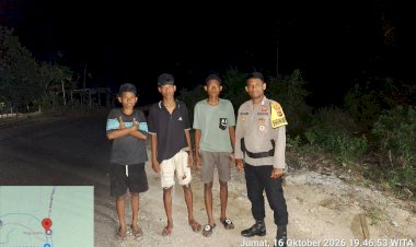 Jaga-Malam-Tetap-Aman,-Polri-Hadir-Menyapa-dan-Melindungi-Masyarakat-Weliman