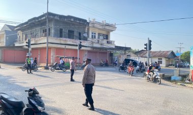 Polres-Malaka-Hadir-di-Perempatan-Beiabuk,-Wujudkan-Lalu-Lintas-Pagi-yang-Tertib-dan-Aman