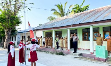 Polisi-Peduli-Pendidikan,-Kapolres-Malaka-Pimpin-Upacara-di-SDI-Betun-Kota,-Tanamkan-Disiplin-dan-Semangat-Meraih-Cita-Cita