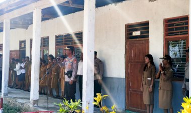 Polisi-Peduli-Pendidikan,-Wakapolres-Malaka-Hadir-di-SMA-Plus-St.-Albertus-Agung-Weleun,-Tanamkan-Disiplin-dan-Semangat-Kebangsaan