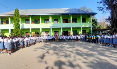 Polisi-Peduli-Pendidikan,-Kapolsek-Malaka-Tengah-Tanamkan-Disiplin-dan-Cegah-Kenakalan-Remaja-di-SMAK-Maria-Fatima-Betun