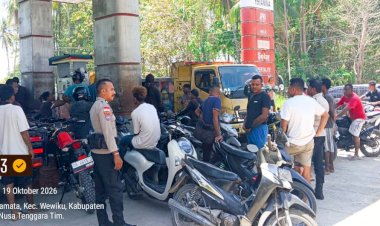 Polsek-Wewiku-Tertibkan-Antrean-BBM-di-APMS-Webriamata,-Jaga-Pelayanan-Tetap-Aman-dan-Lancar