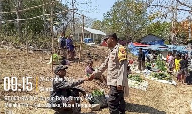 Polsek-Malaka-Timur-Hadir-di-Pasar-Boas,-Ajak-Warga-Ciptakan-Aktivitas-Pasar-yang-Aman-dan-Tertib