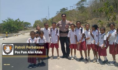 Polisi-Sahabat-Anak-di-Perbatasan-Ailala,-Personel-Polri-Ajak-Siswa-SD-Jaga-Diri-dan-Ciptakan-Lingkungan-Aman