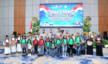 Wujud-Kepedulian-dan-Kasih-Sayang,-Kapolda-NTT-Berikan-Tali-Asih-dan-Peralatan-Sekolah-kepada-Anak-Yatim-di-Rakernis-Ditlantas-2026