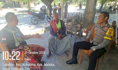 Sambangi-Rumah-Warga-Desa-Lakekun,-Bhabinkamtibmas-Polsek-Kobalima-Perkuat-Silaturahmi-dan-Jaga-Kamtibmas