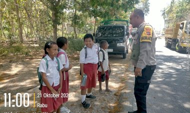 Polisi-Peduli-Pendidikan,-Polsek-Wewiku-Sapa-Ramah-Anak-anak-SD-Saat-Pulang-Sekolah