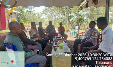 Polisi-Kumpul-Bersama-Masyarakat,-Bhabinkamtibmas-Laenmanen-Ajak-Warga-Jaga-Kamtibmas-di-Desa-Tniumanu