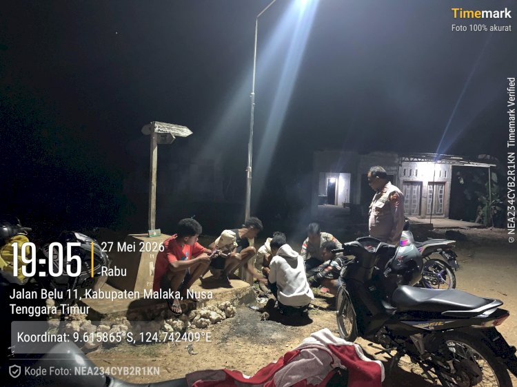 Polisi Sambangi Warga di Malam Hari, Polsek Rinhat Ajak Masyarakat Jaga Kamtibmas Bersama