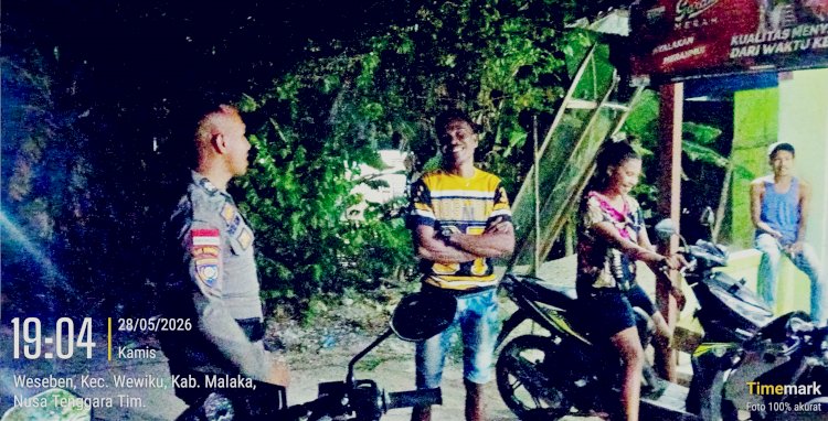Bhabinkamtibmas Polsek Wewiku Aktif Sambangi Warga Saat Patroli Malam, Ciptakan Situasi Aman dan Kondusif