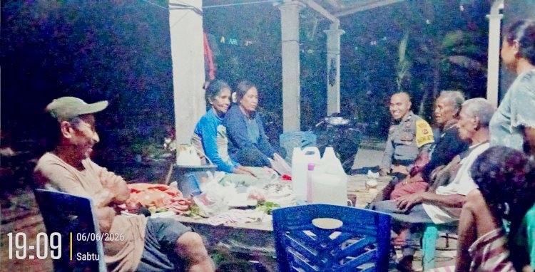 Bhabinkamtibmas Polsek Wewiku Sambangi Dusun Terpencil, Pastikan Warga Merasa Aman di Malam Hari